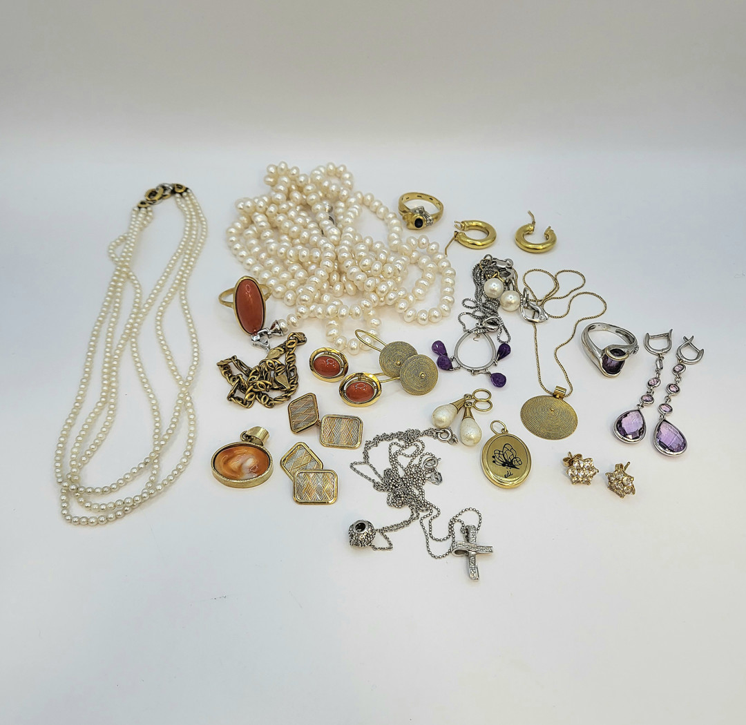 Vari oggetti oro diamanti pietre