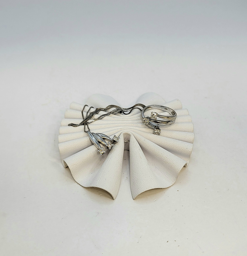Anello e collana oro diamanti
