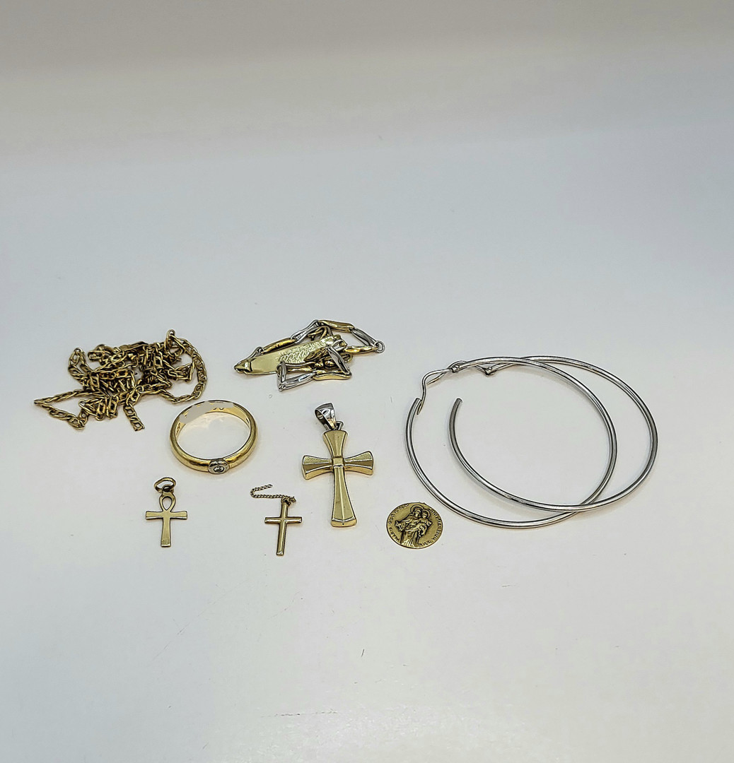 Vari oggetti in oro diamantino 