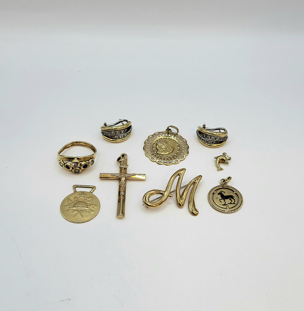 Vari oggetti oro pietre