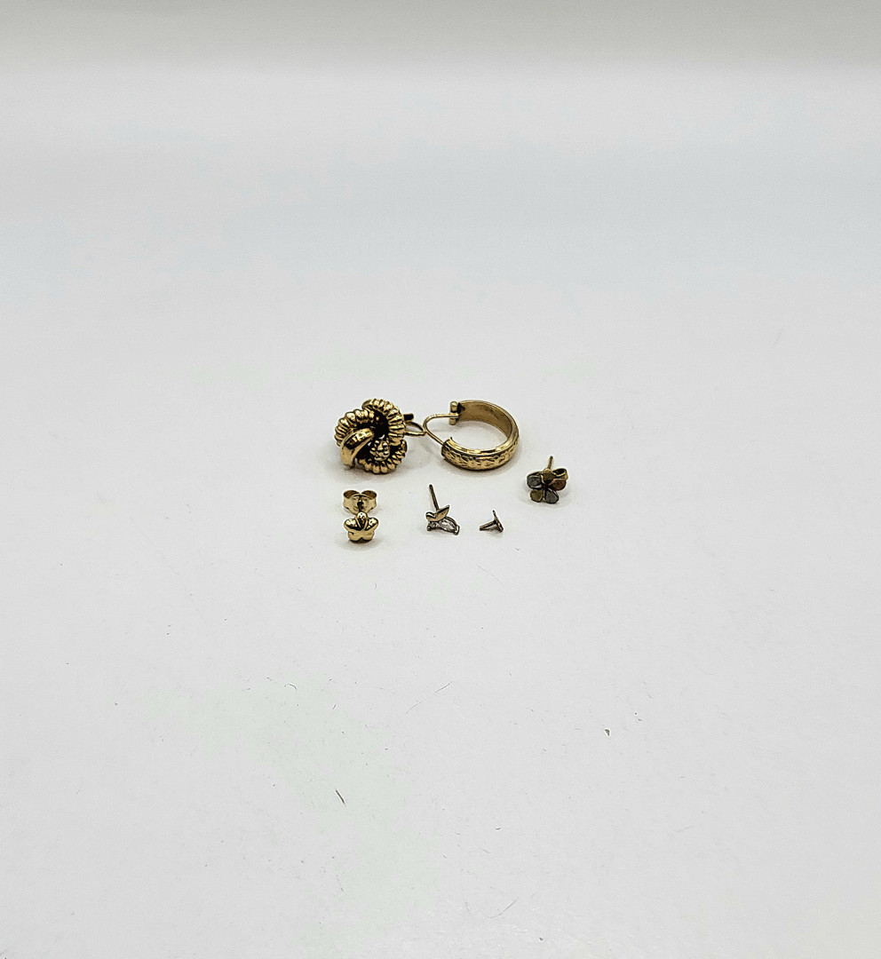 Cinque orecchini e pezzo oro pietre