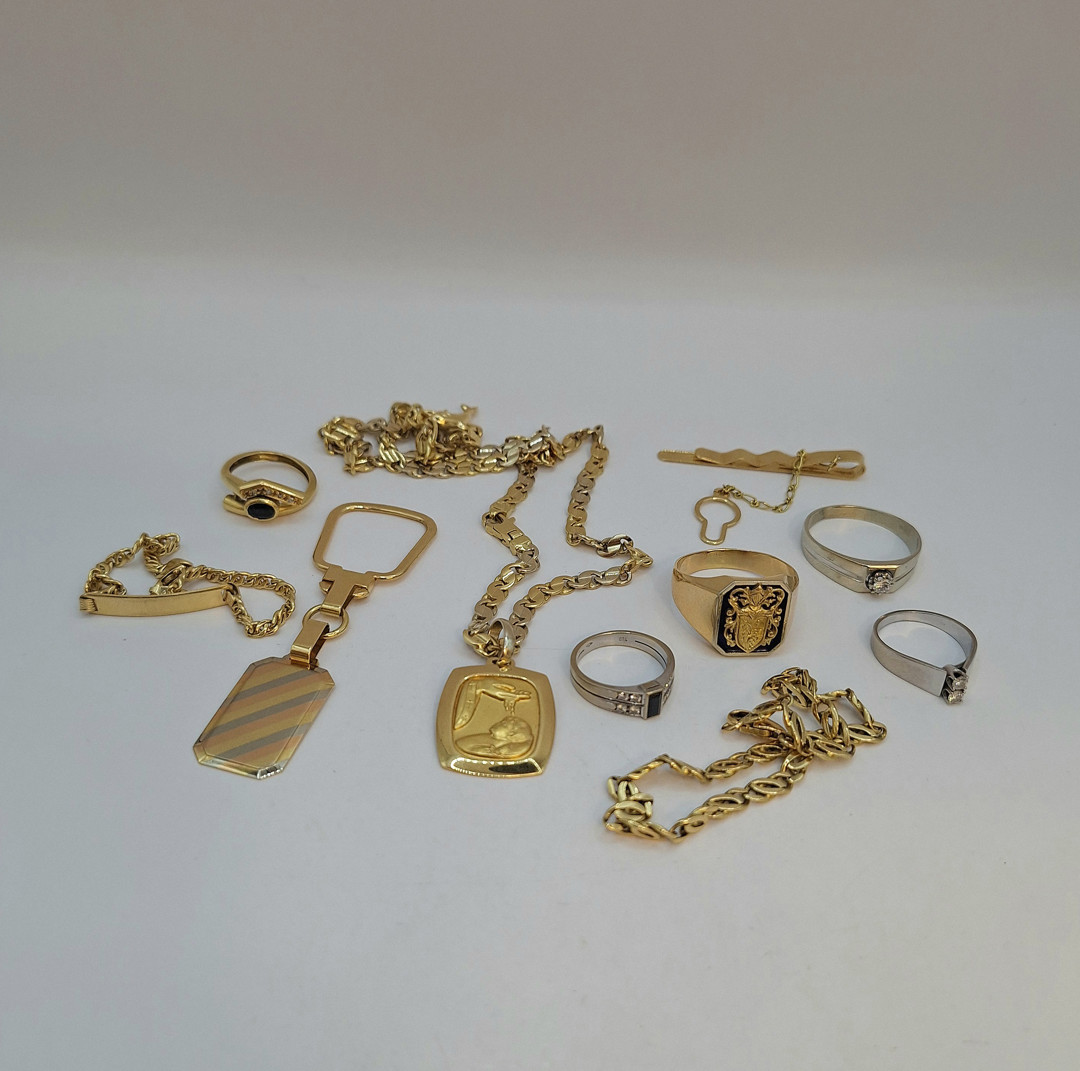 Vari oggetti oro pietre diamantini smalti