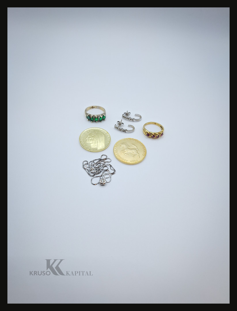 Vari oggetti in oro pietre diamantini