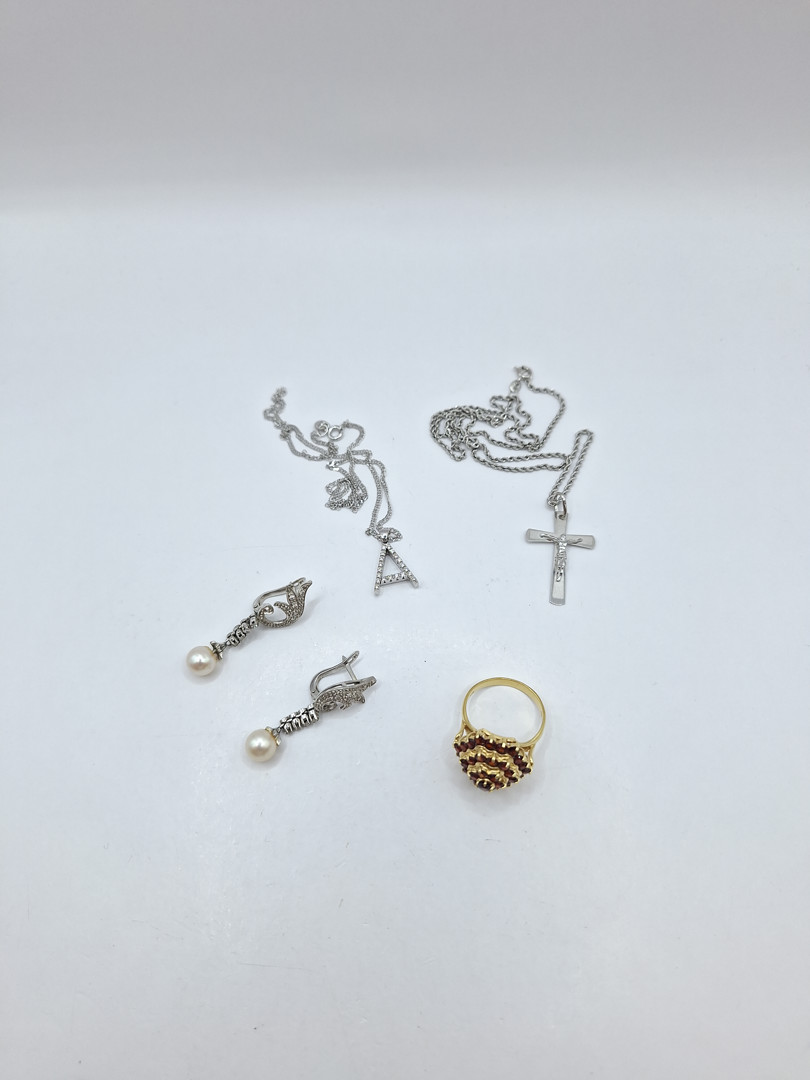 Vari oggetti oro diamanti pietre perle 