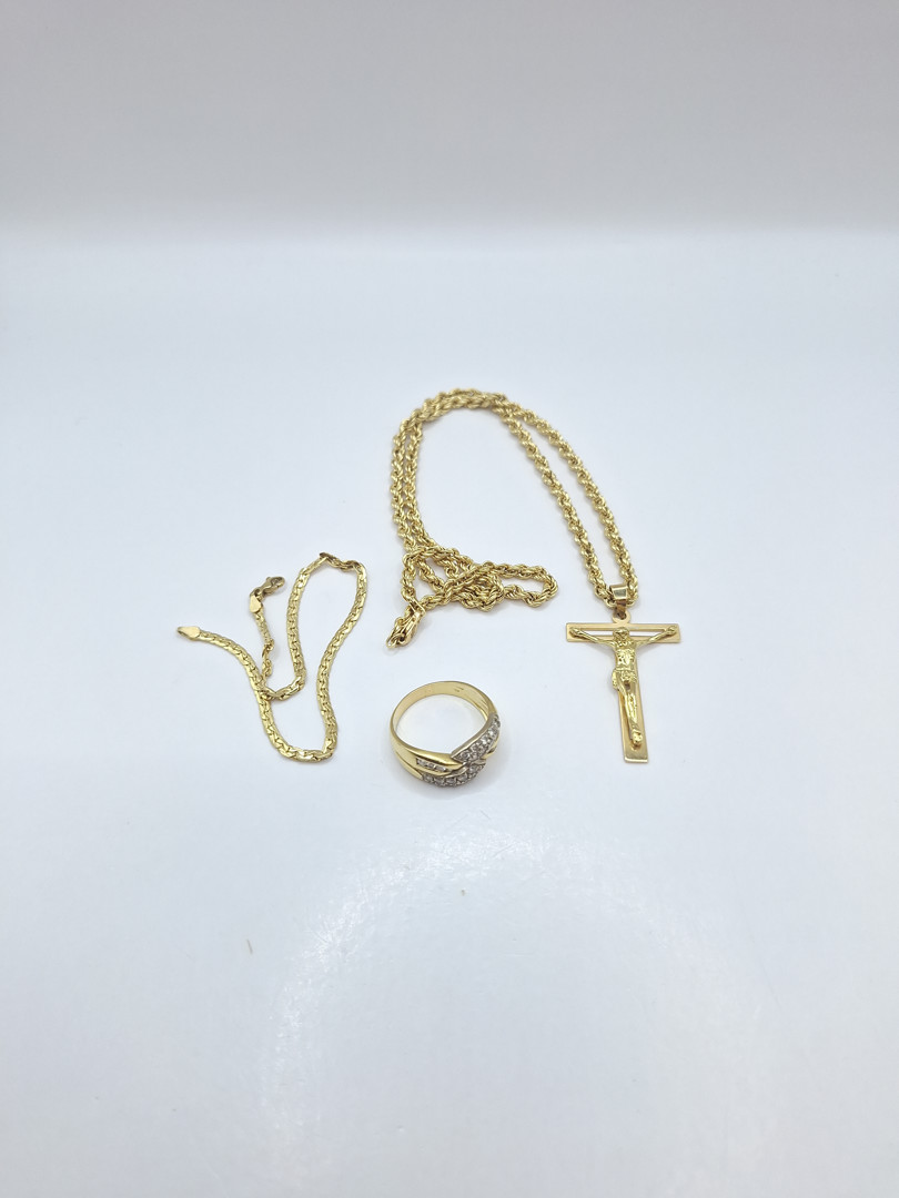 Vari oggetti in oro pietre
