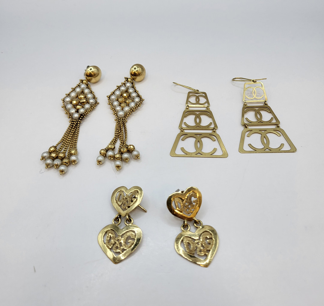 Tre paia orecchini oro perline 