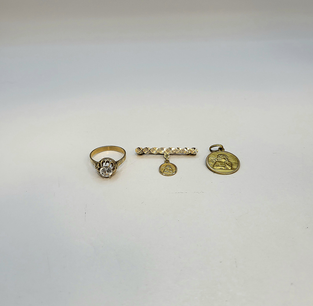 Ciondolo spilla e anello oro pietra