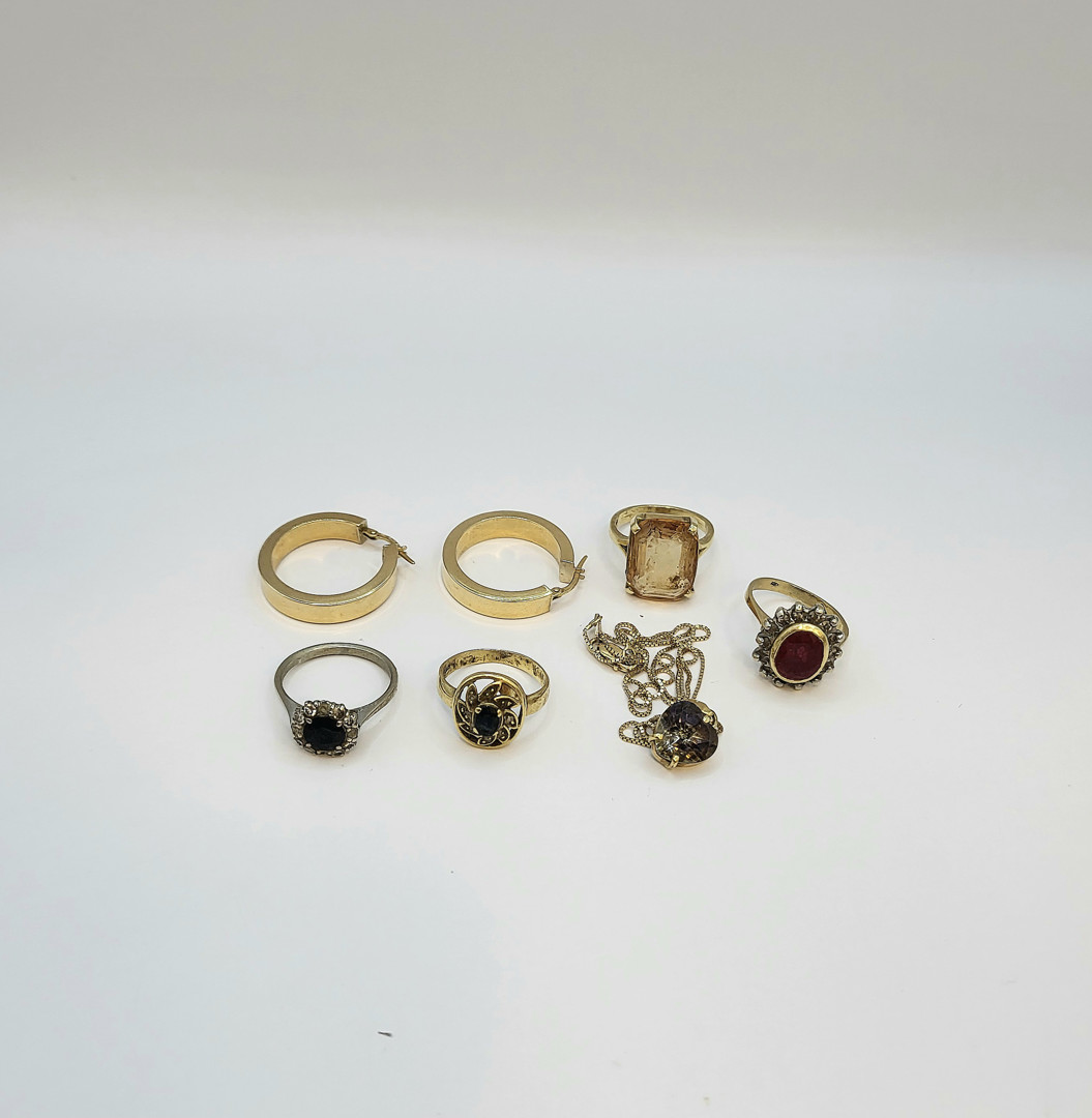 Vari oggetti oro pietre