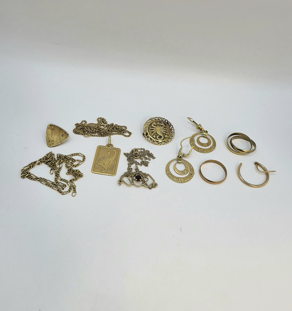 Vari oggetti in oro pietra 