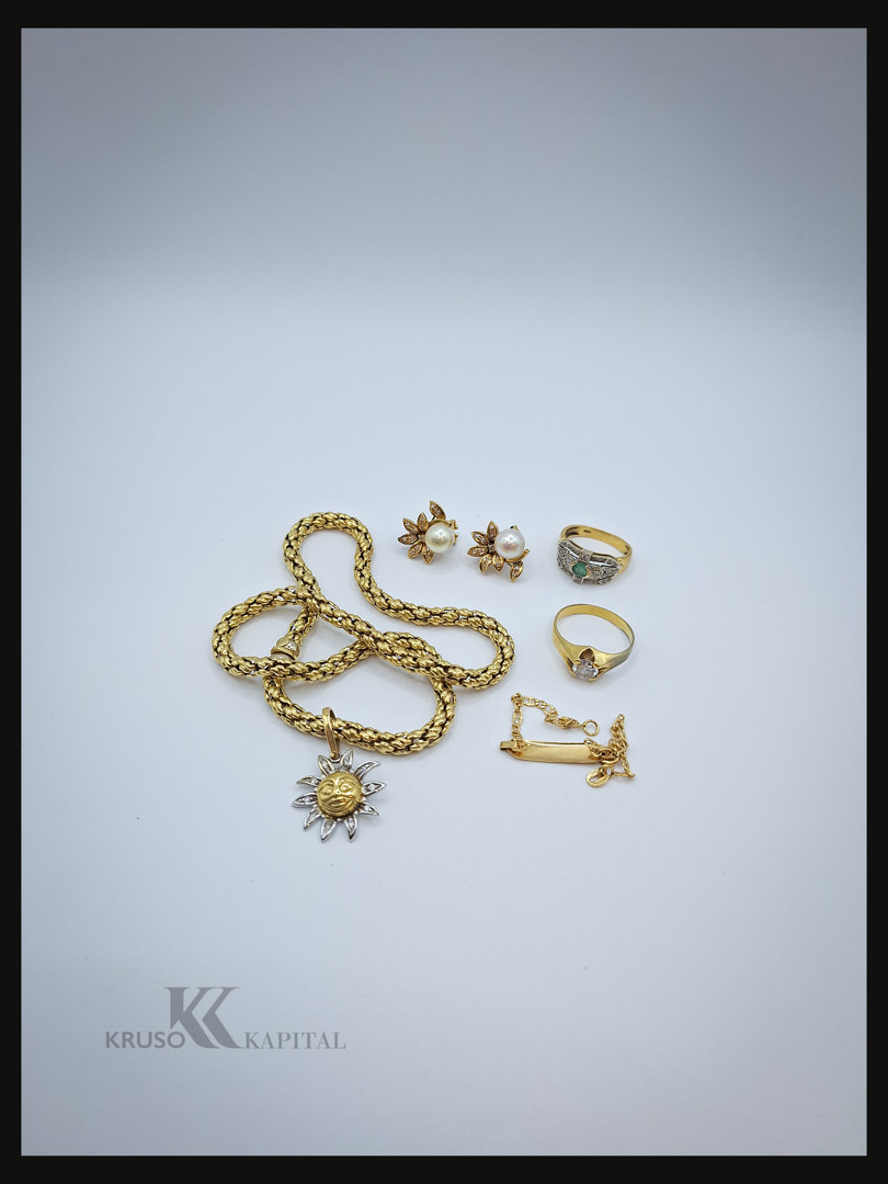 Vari oggetti in oro diamanti pietre perle