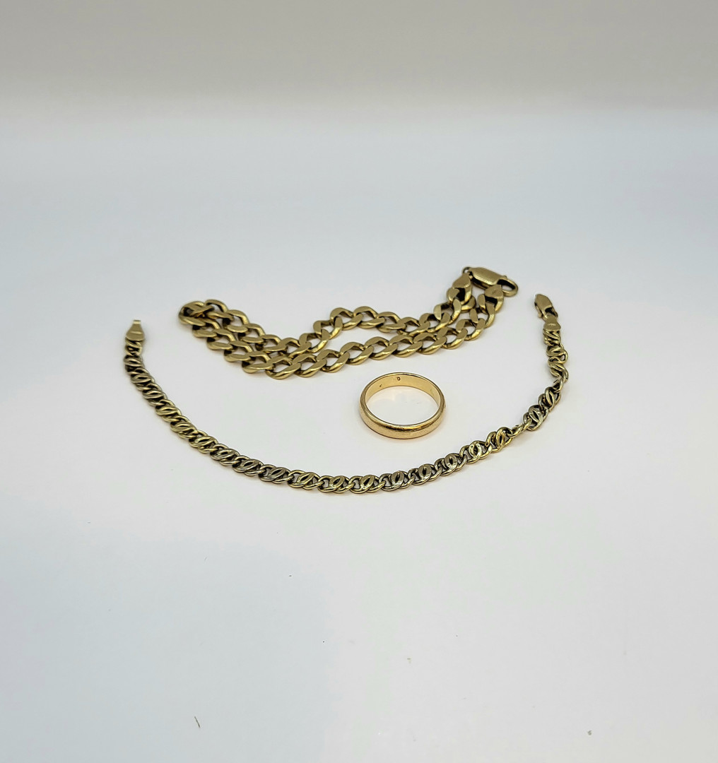 Due bracciali e anello oro