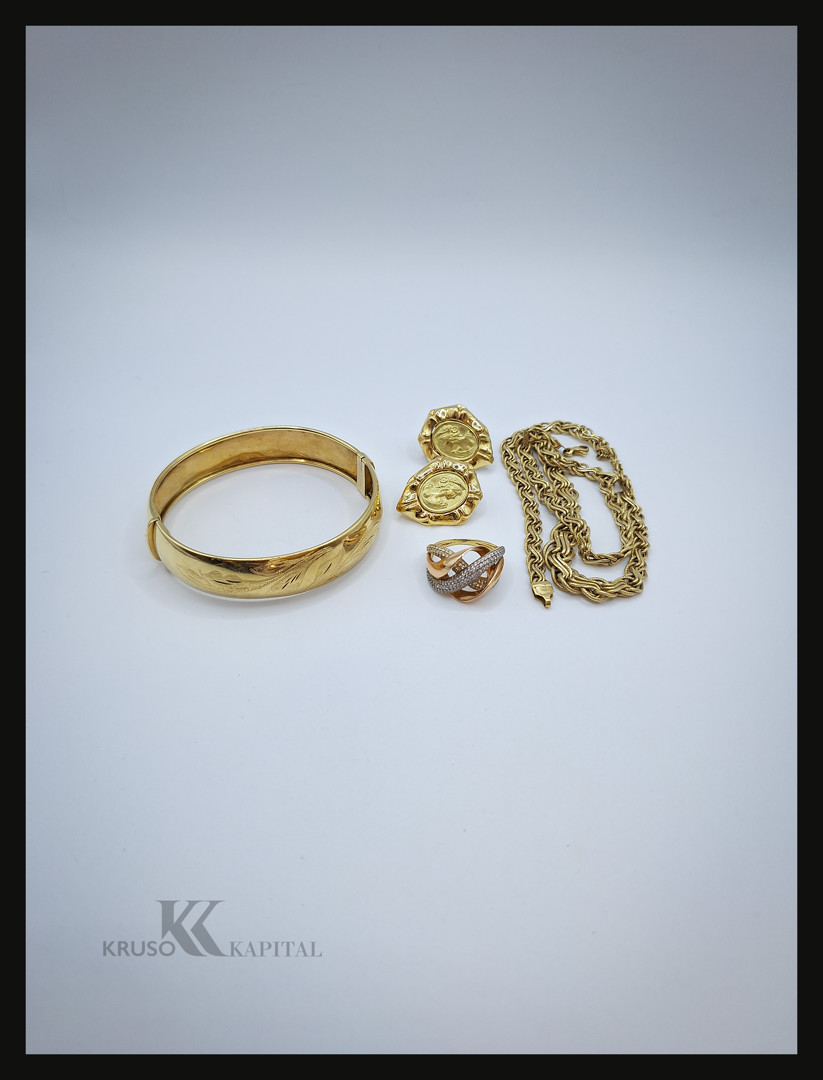 Bracciale collana anello e un paio di orecchini oro pietre
