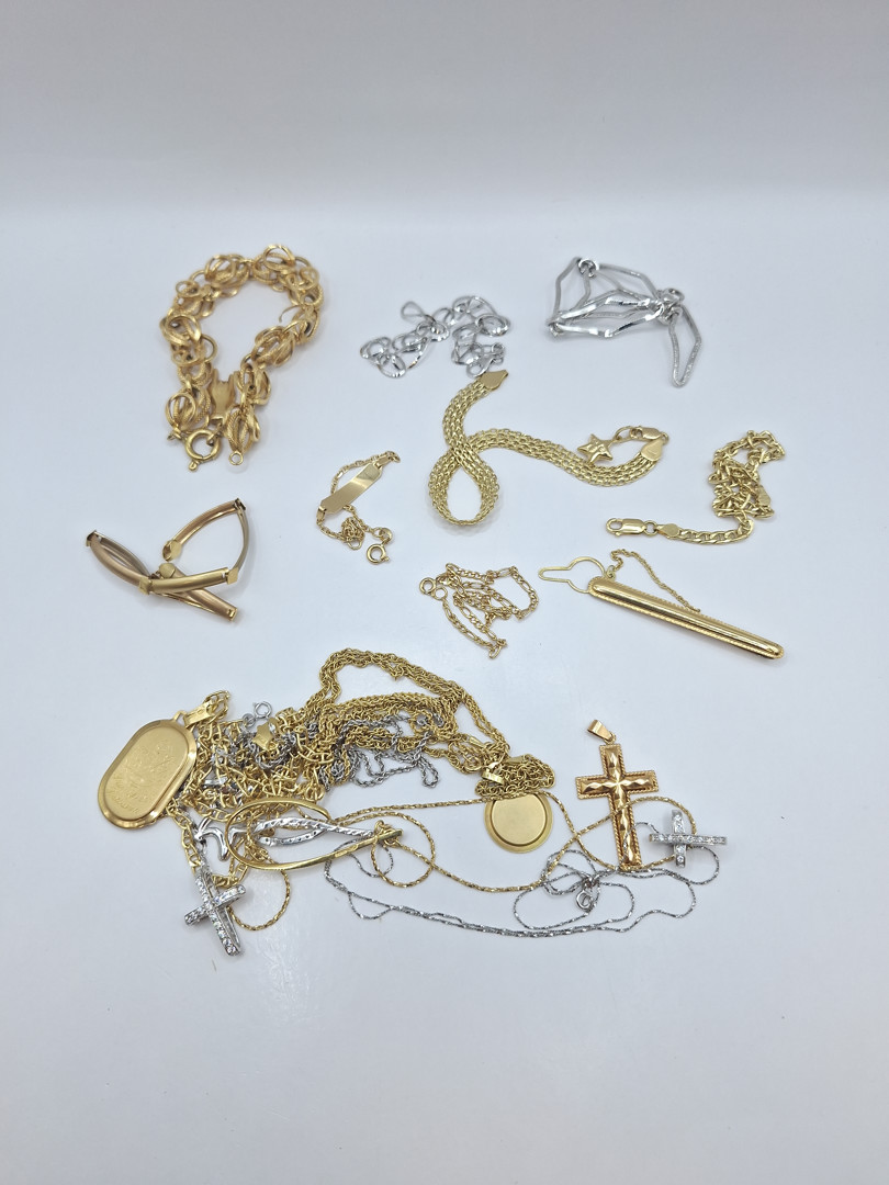 Vari oggetti in oro pietre