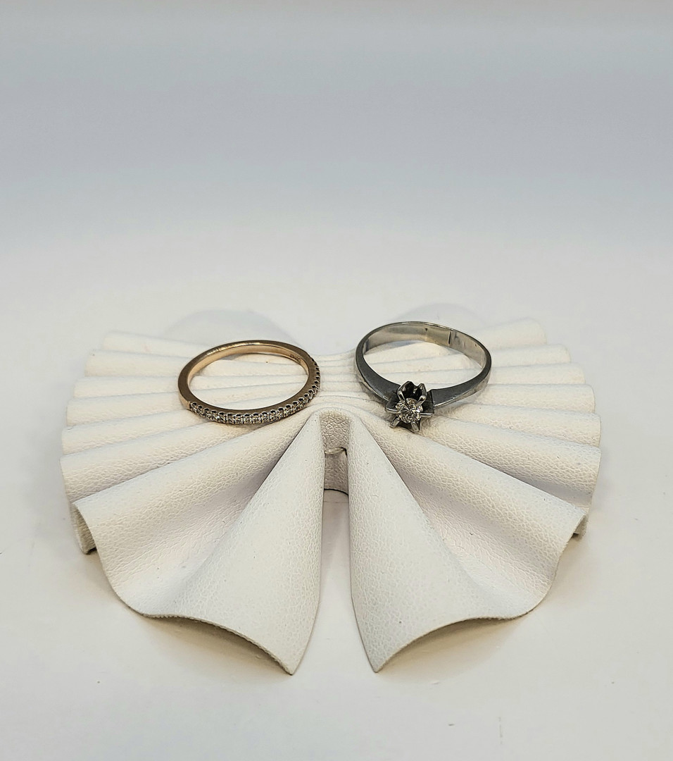 Due anelli oro pietre diamantino