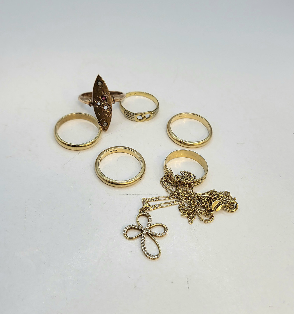 Vari oggetti oro pietre