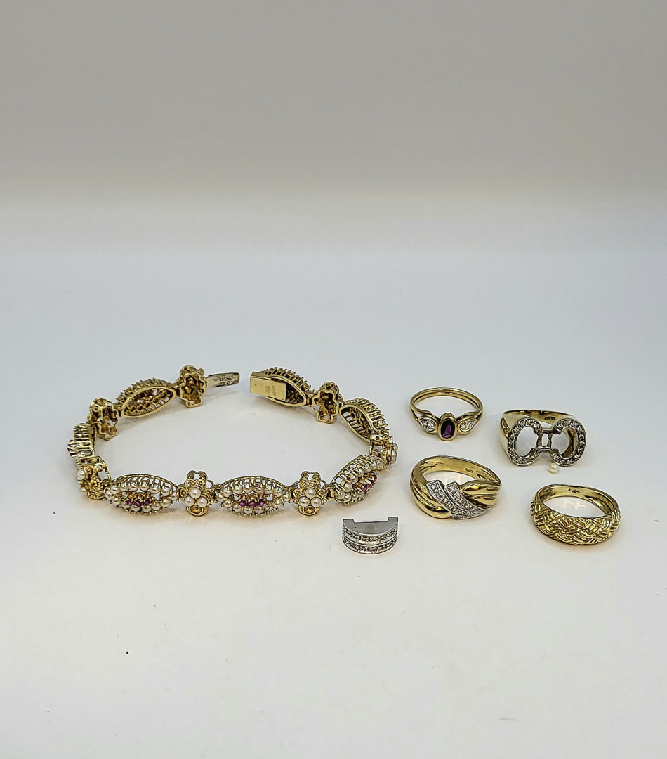 Vari oggetti oro perline pietre diamantini