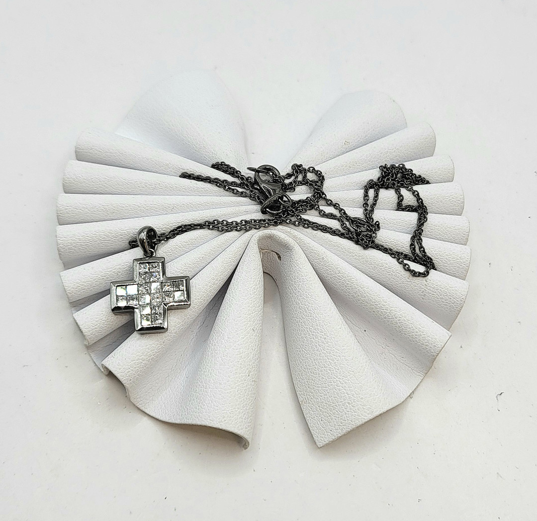 Collana e croce oro diamanti