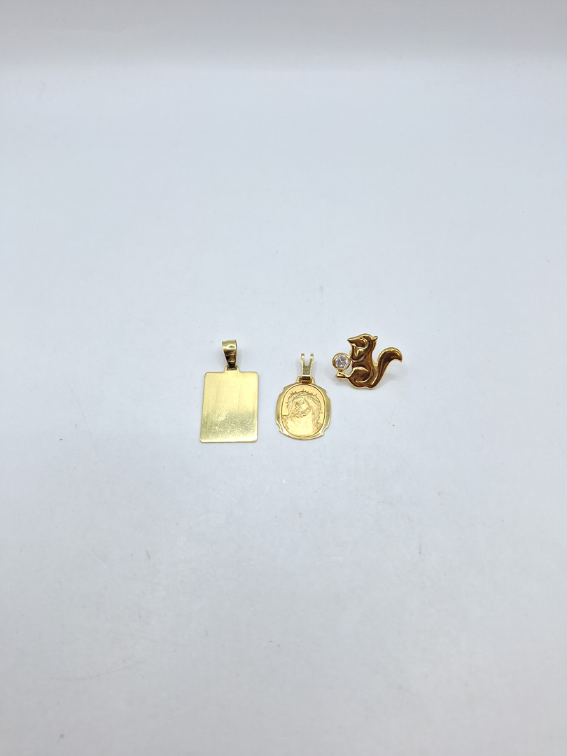 Due ciondoli e una spilla oro pietra