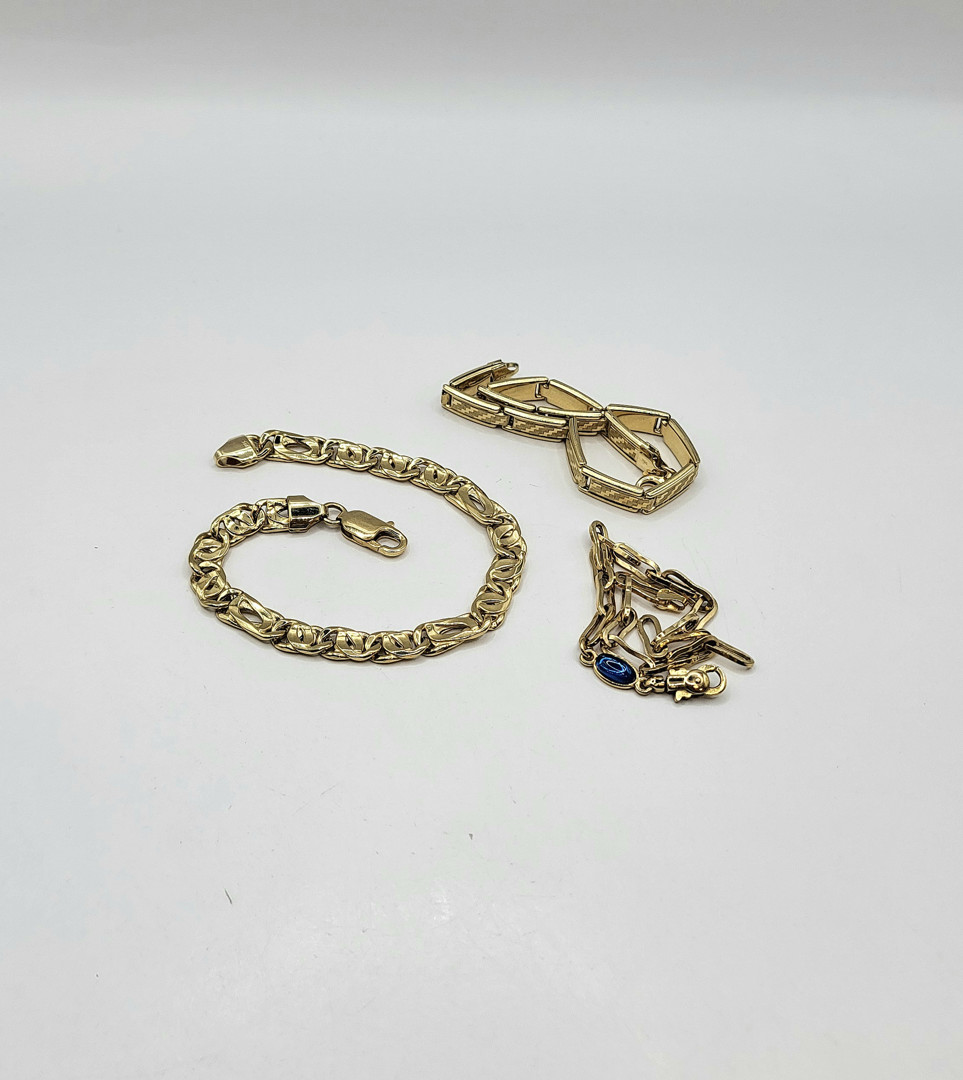 Tre bracciali oro pietra