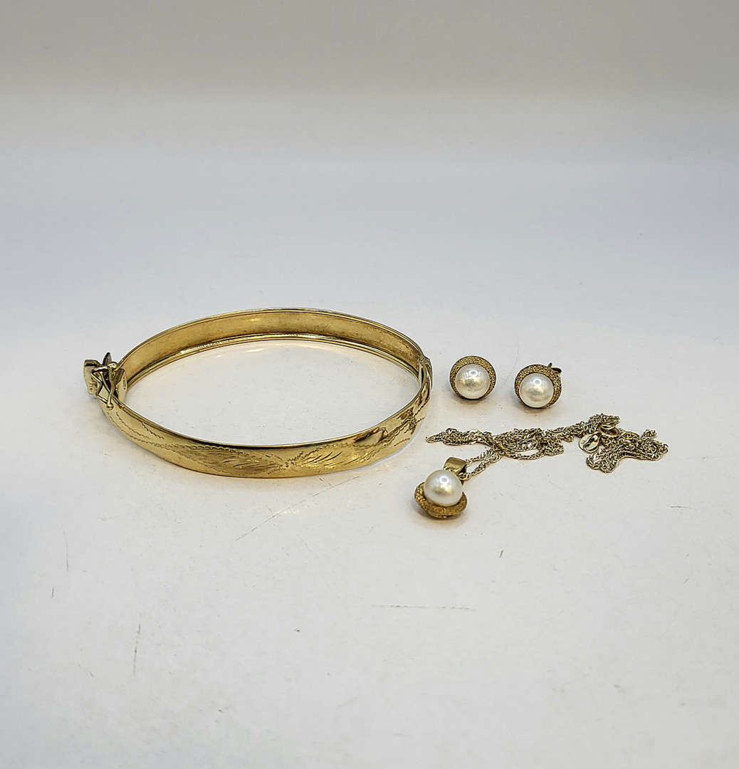 Vari oggetti oro perle