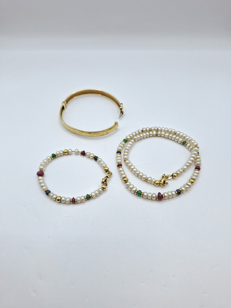 Due bracciali e collana in oro perle pietre