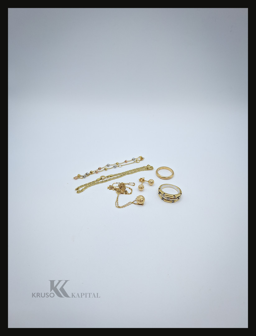 Vari oggetti in oro diamantini