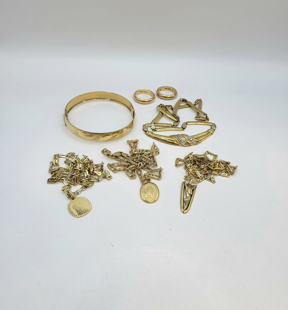 Vari oggetti oro pietre