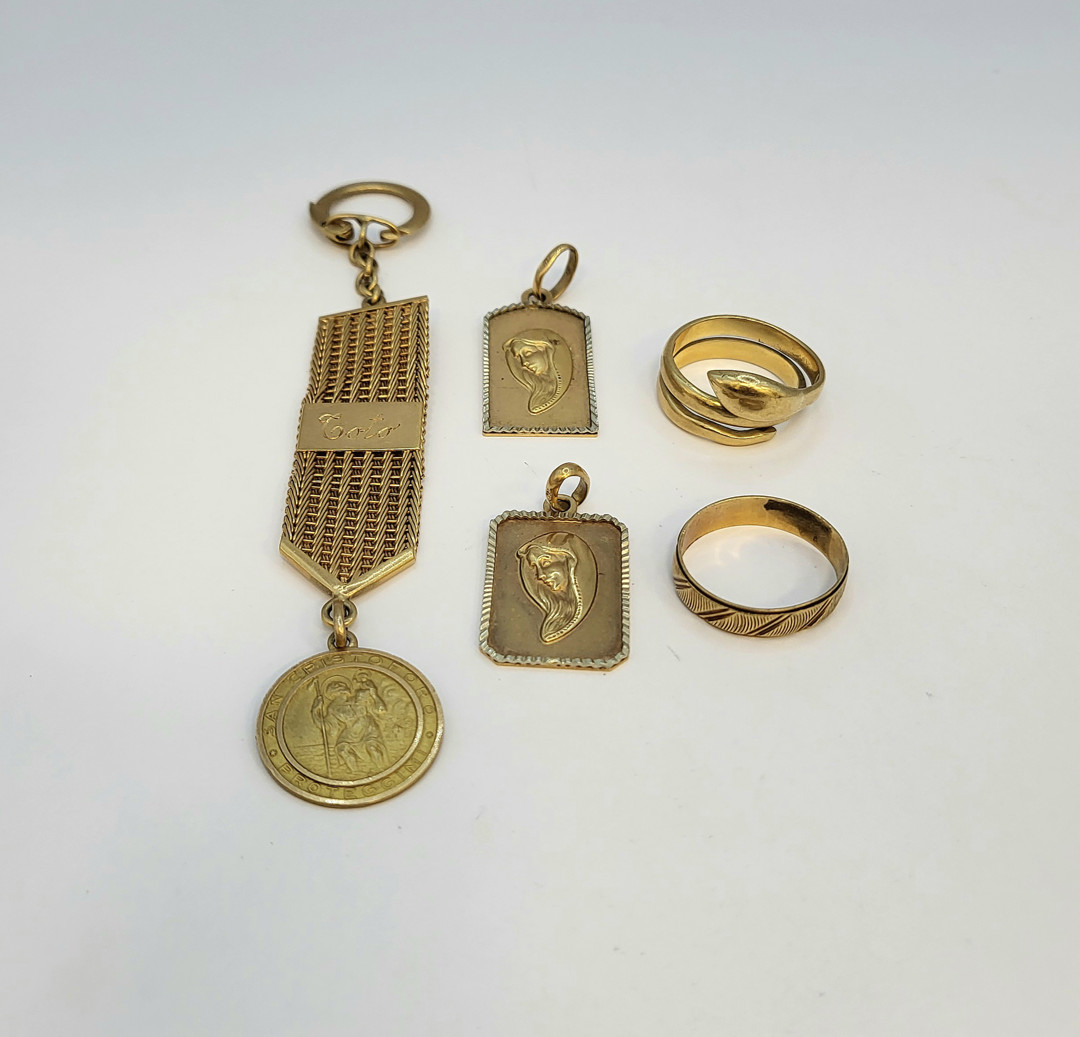 Vari oggetti in oro 