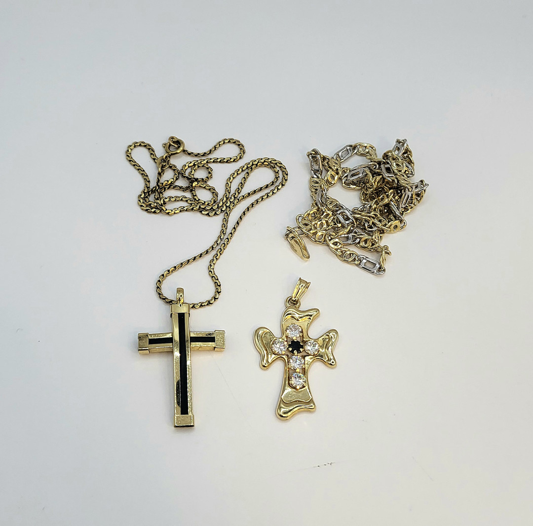 Due catene e due ciondoli pietre