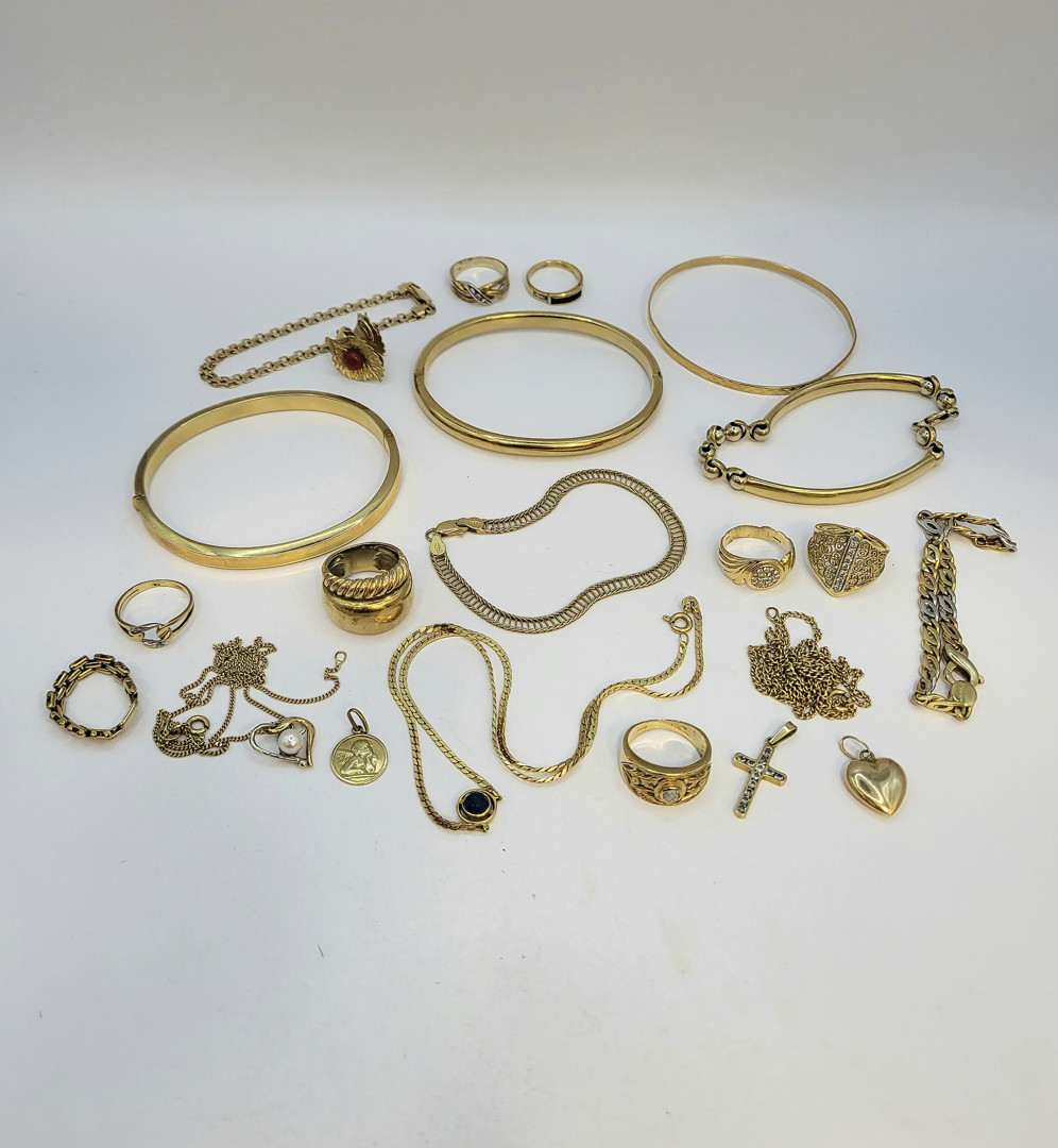 Vari oggetti oro pietre