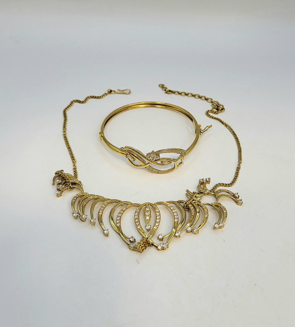 Collana e braccialetto oro pietre