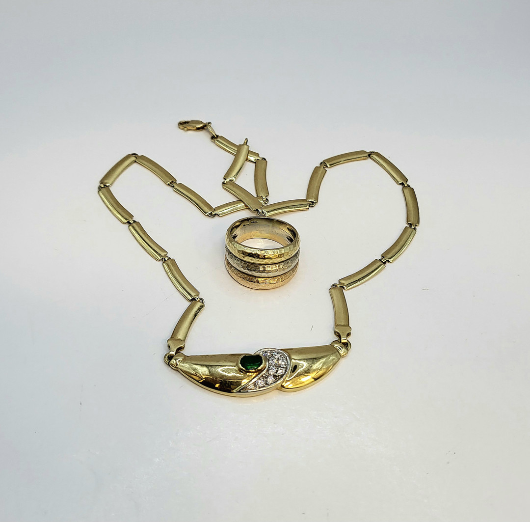 Anello e collana oro pietre