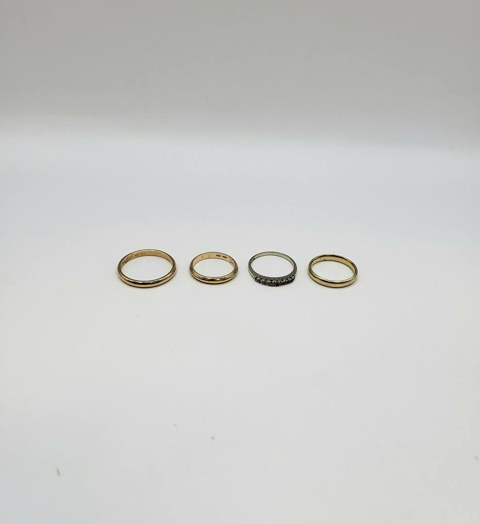 Quattro anelli oro pietre 