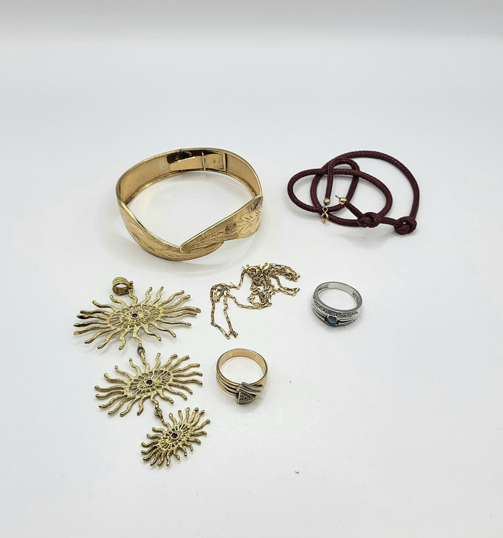 Vari oggetti oro pietre diamantini 