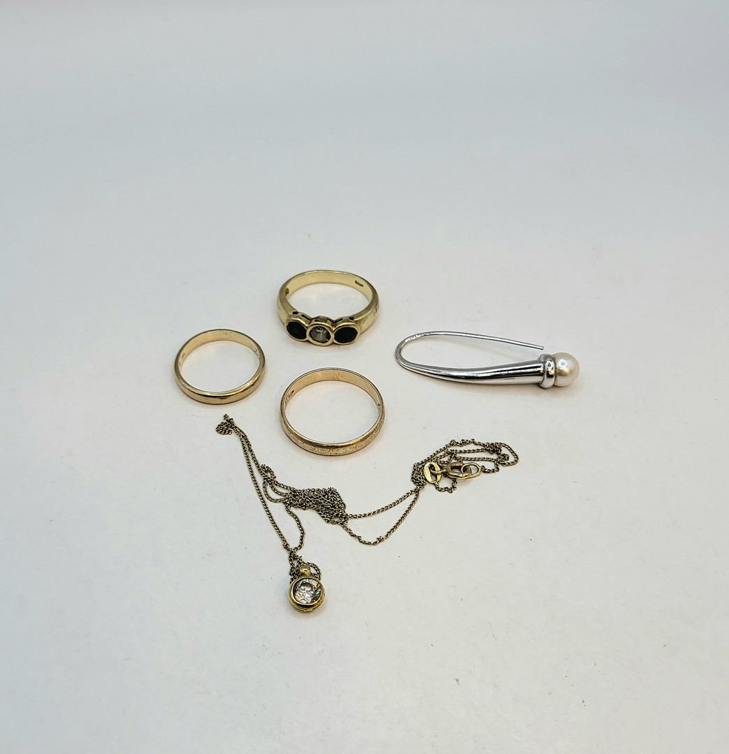 Vari oggetti oro pietre perla 