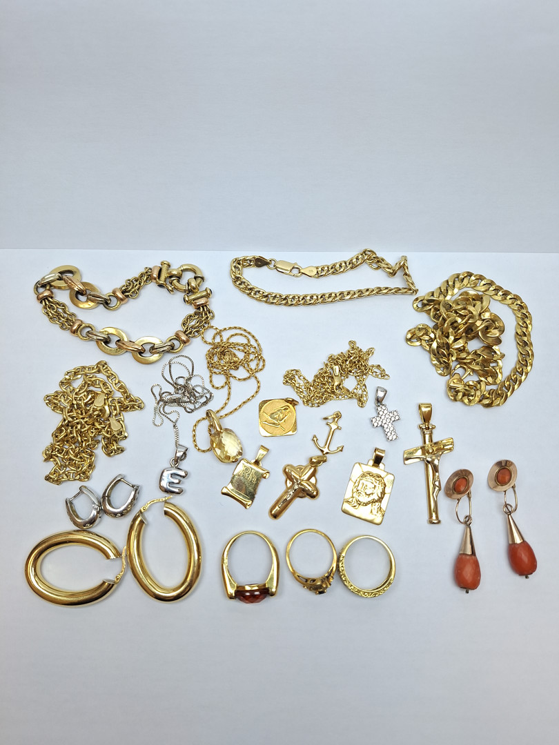 Oggetti in oro pietre