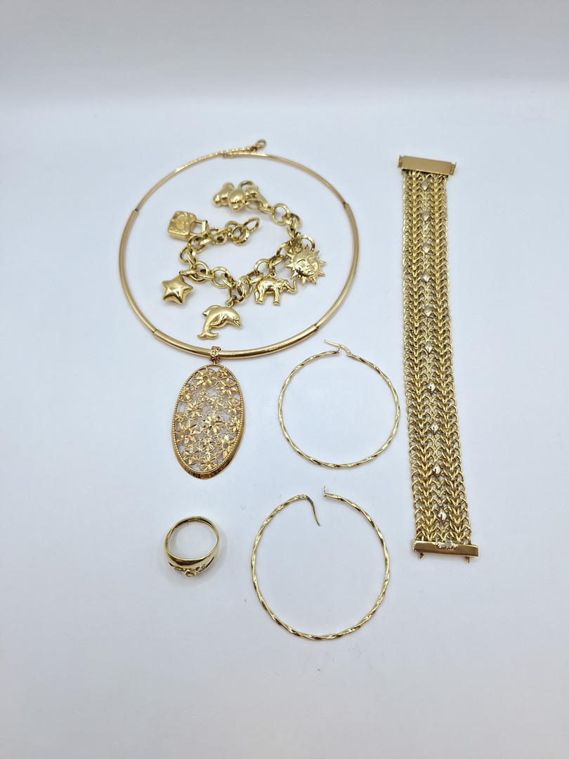 Vari oggetti oro pietre