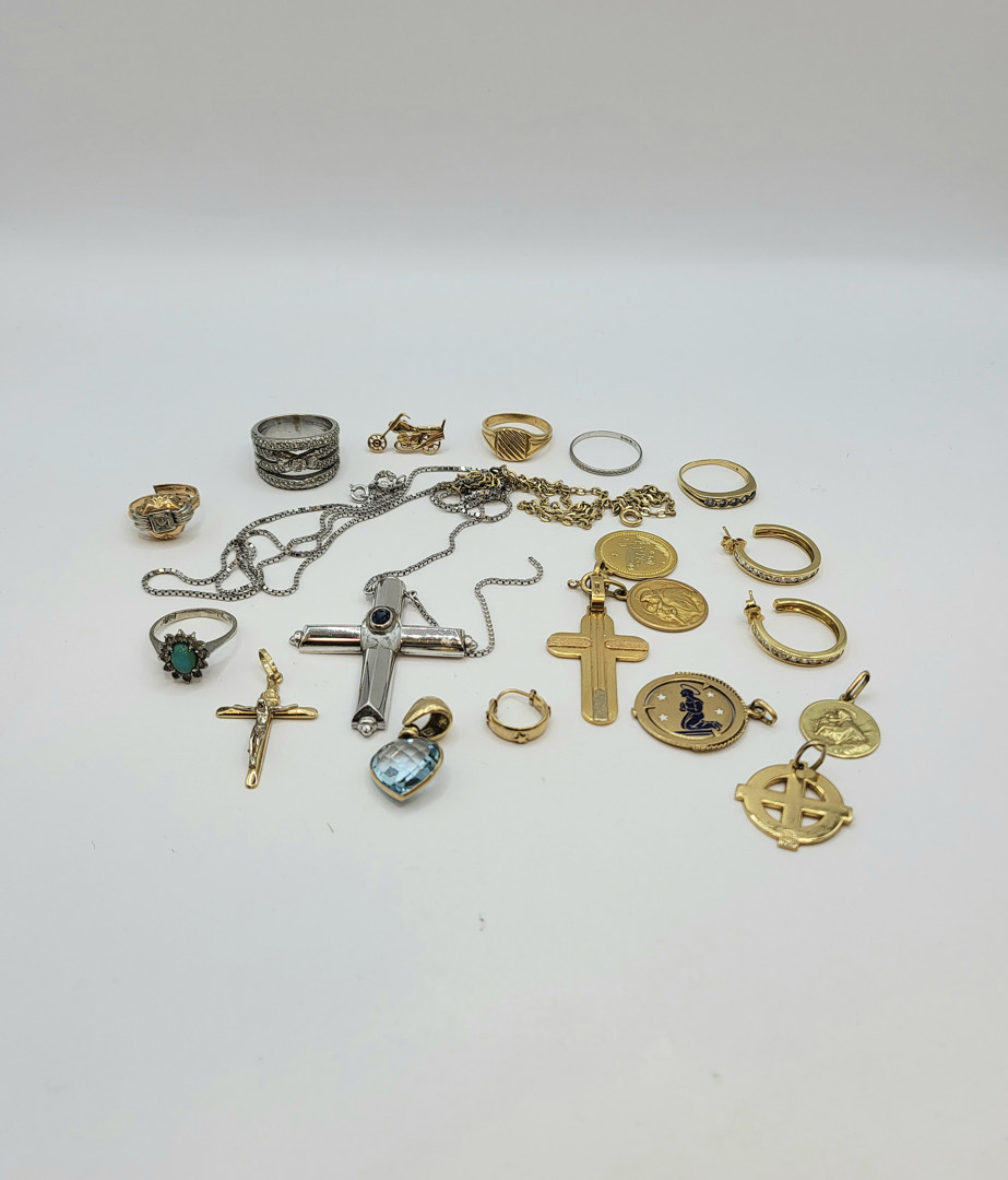 Vari oggetti in oro pietre diamantini 