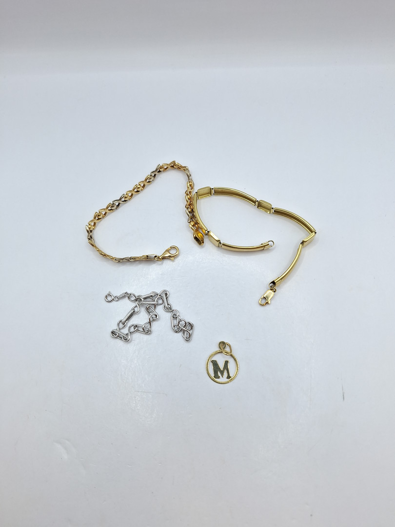 Tre bracciali ciondolo oro