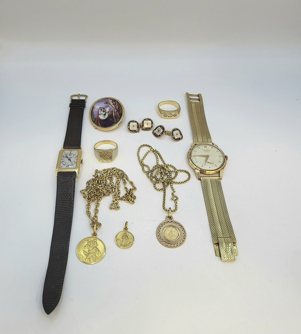Vari oggetti oro diamanti pietre smalto