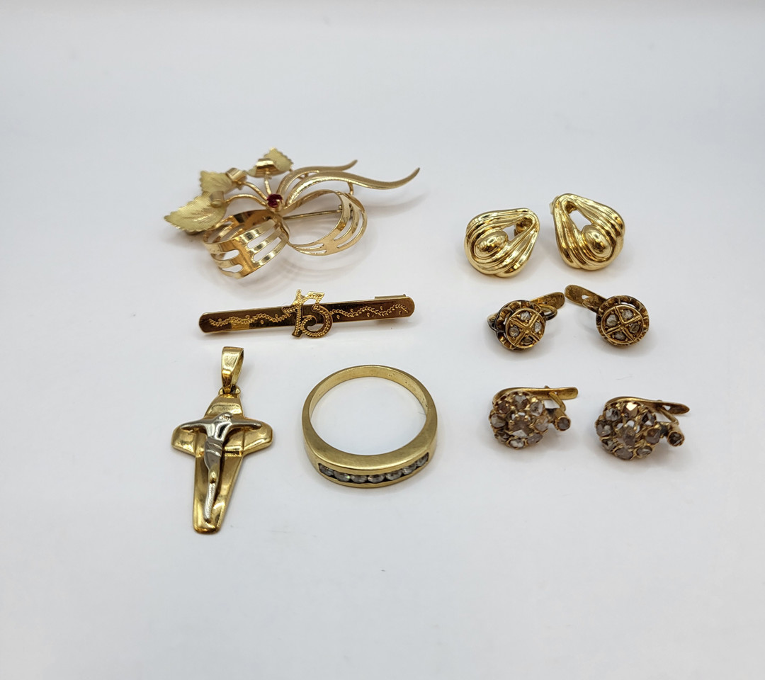 Vari oggetti oro pietre diamantini