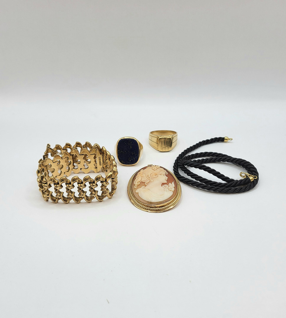 Vari oggetti oro pietre