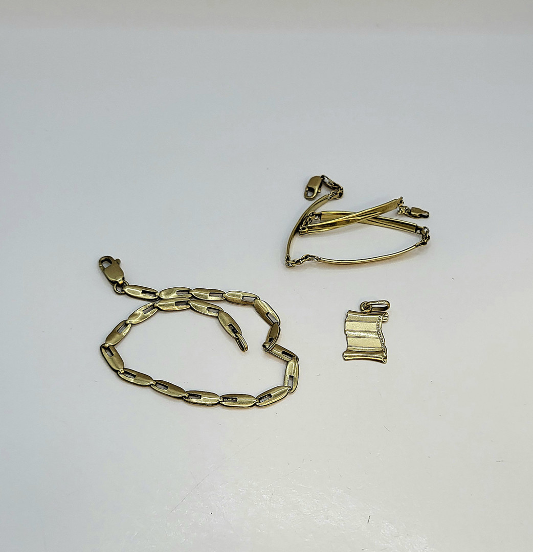 Due bracciali e ciondolo oro