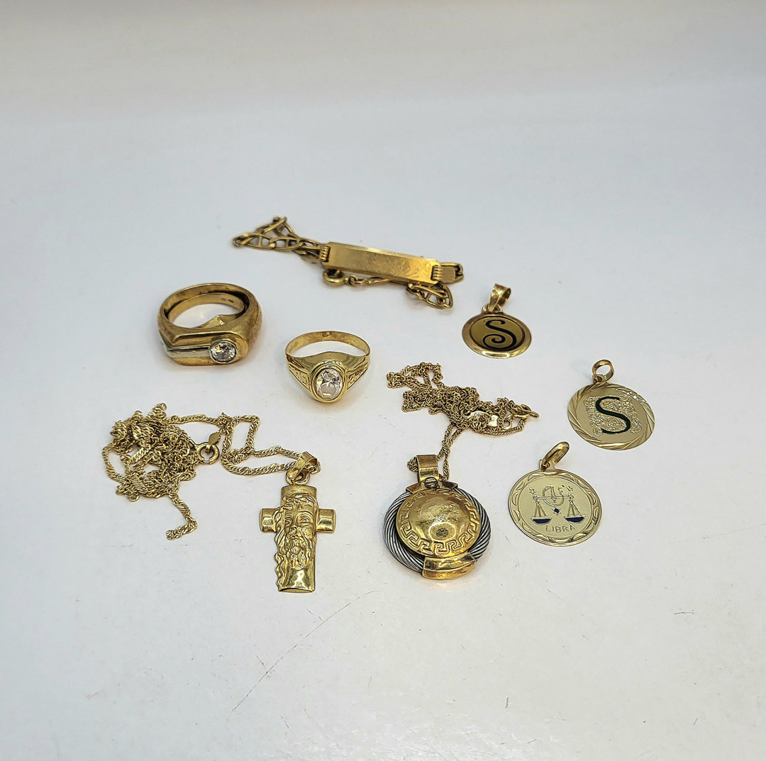 Vari oggetti oro pietre