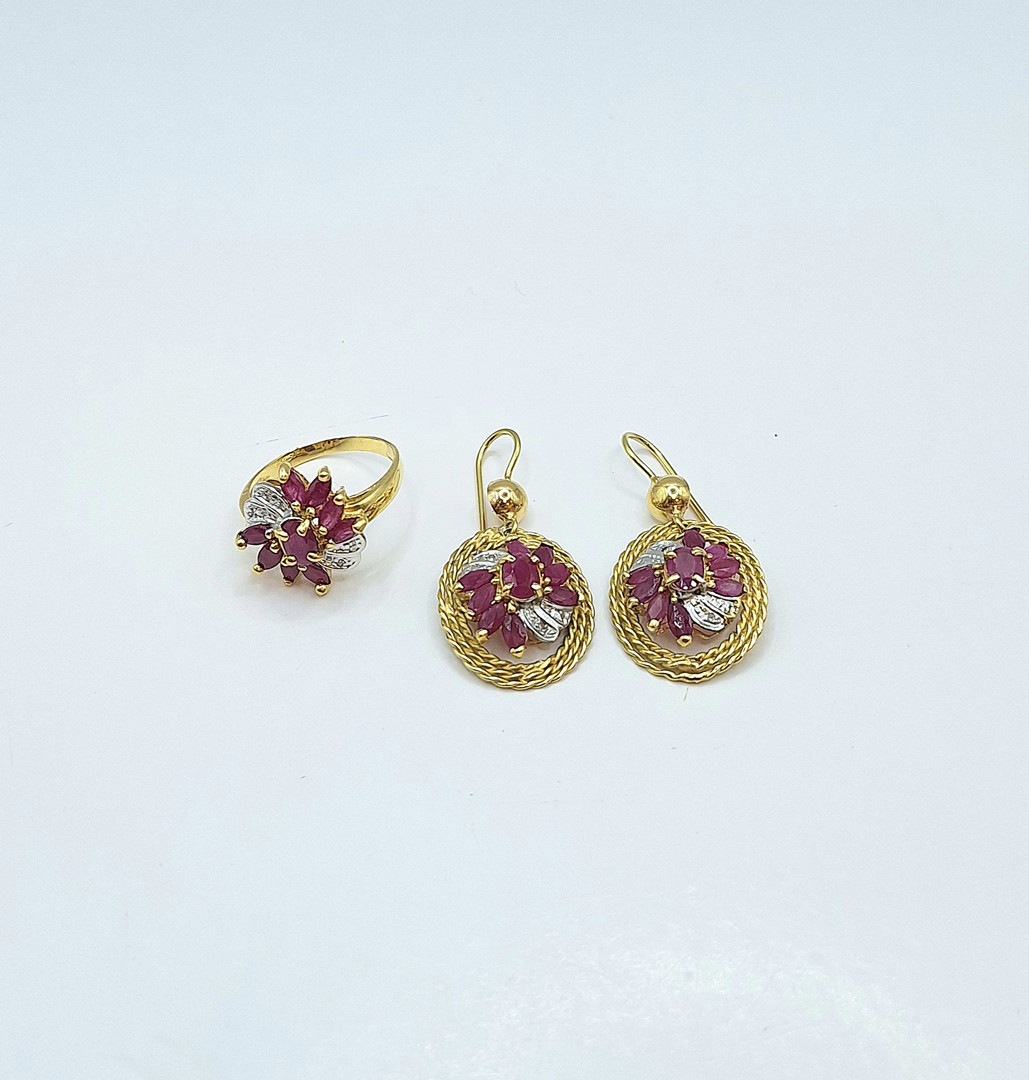 Anello e un paio di orecchini oro pietre