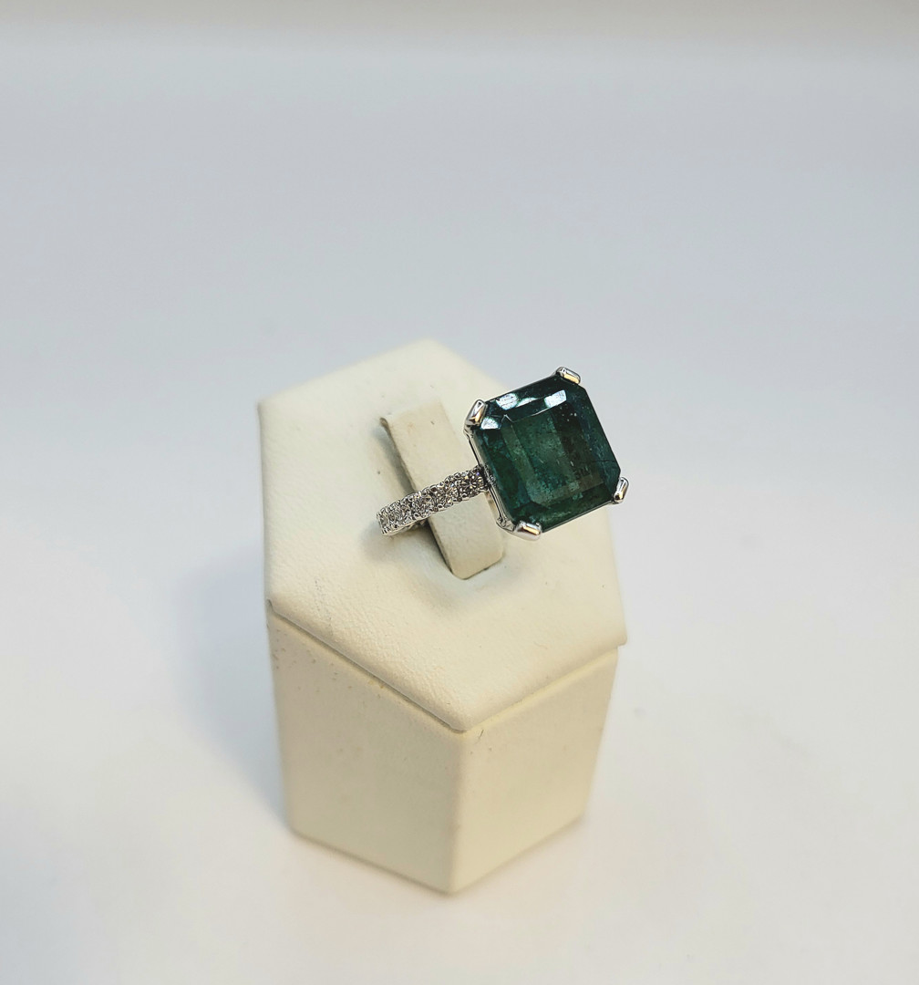 Anello oro con diamanti e pietre 
