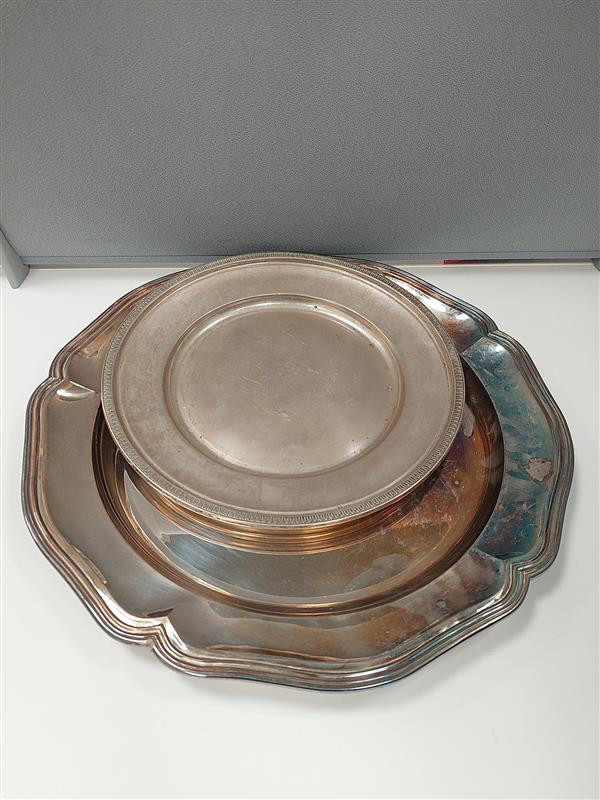 Due piatti in argento