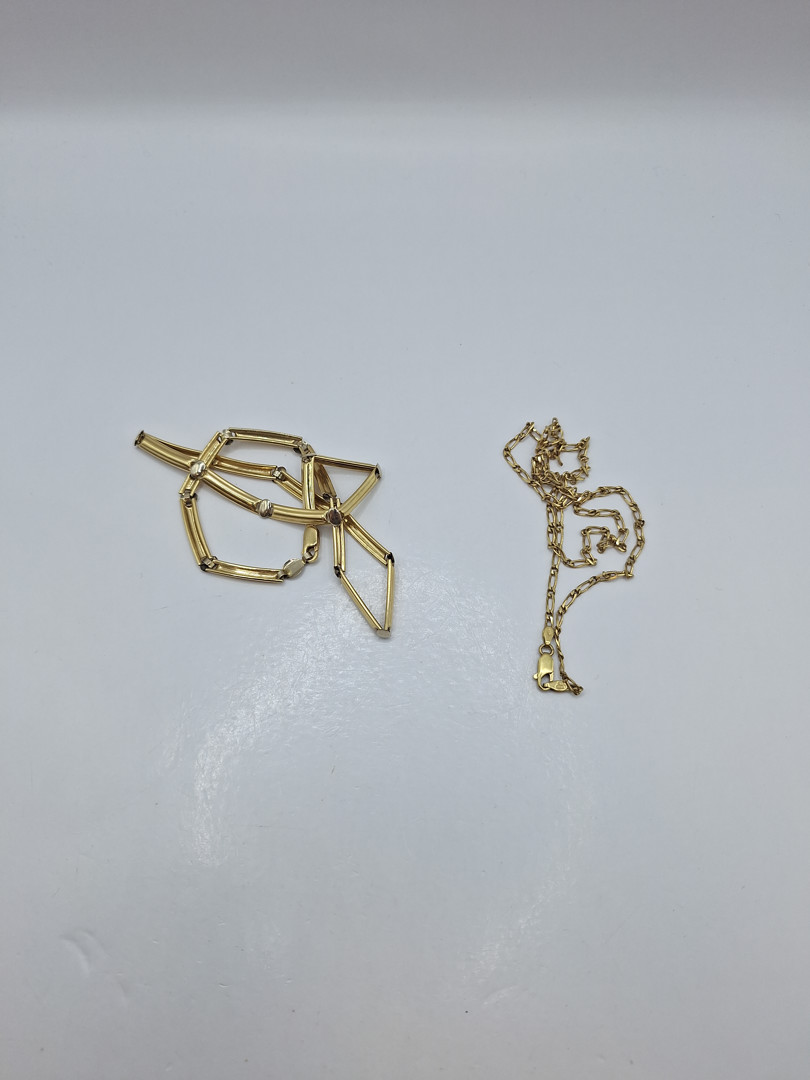 Un paio di collane oro
