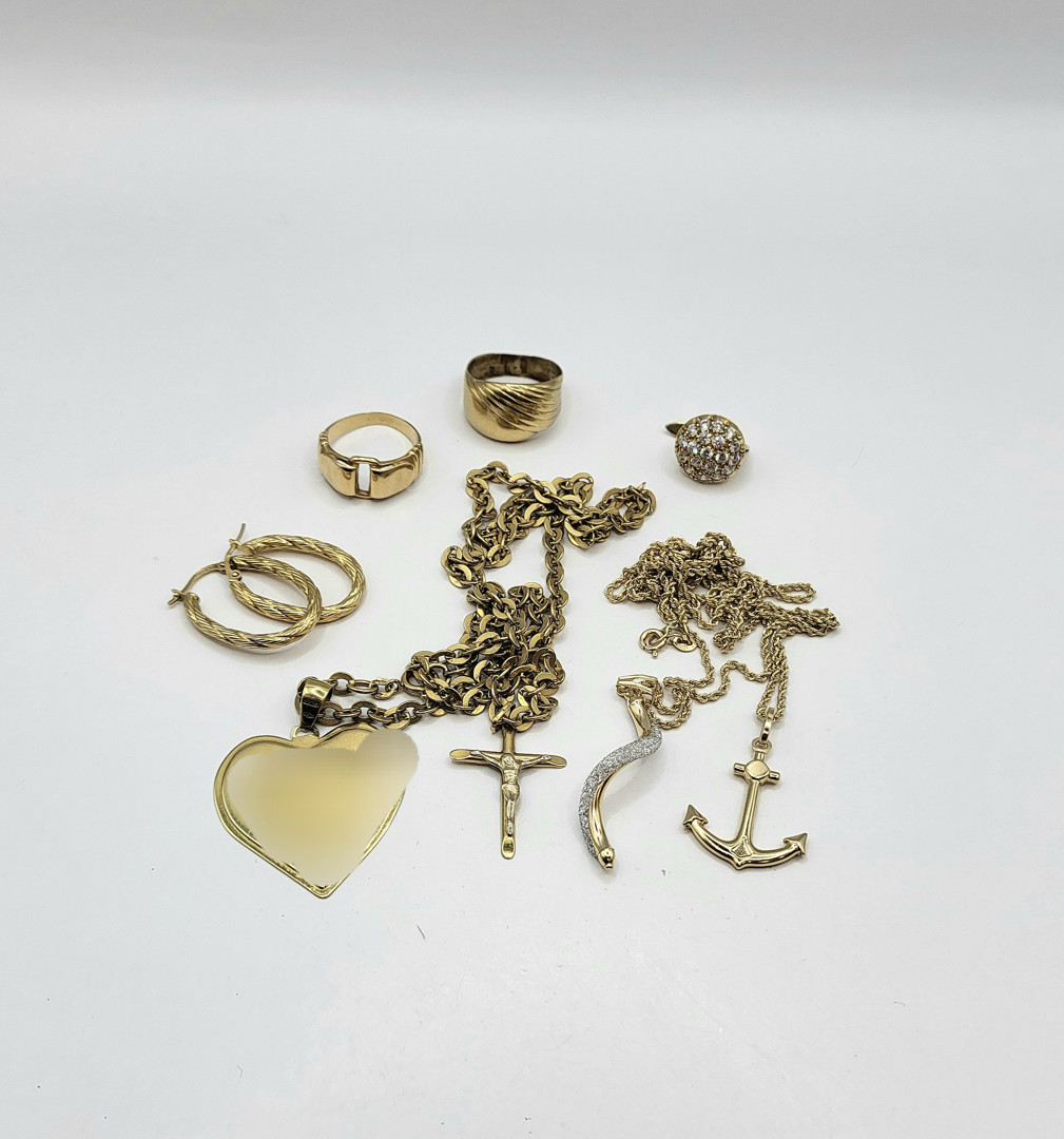 Vari oggetti oro pietre smalto 