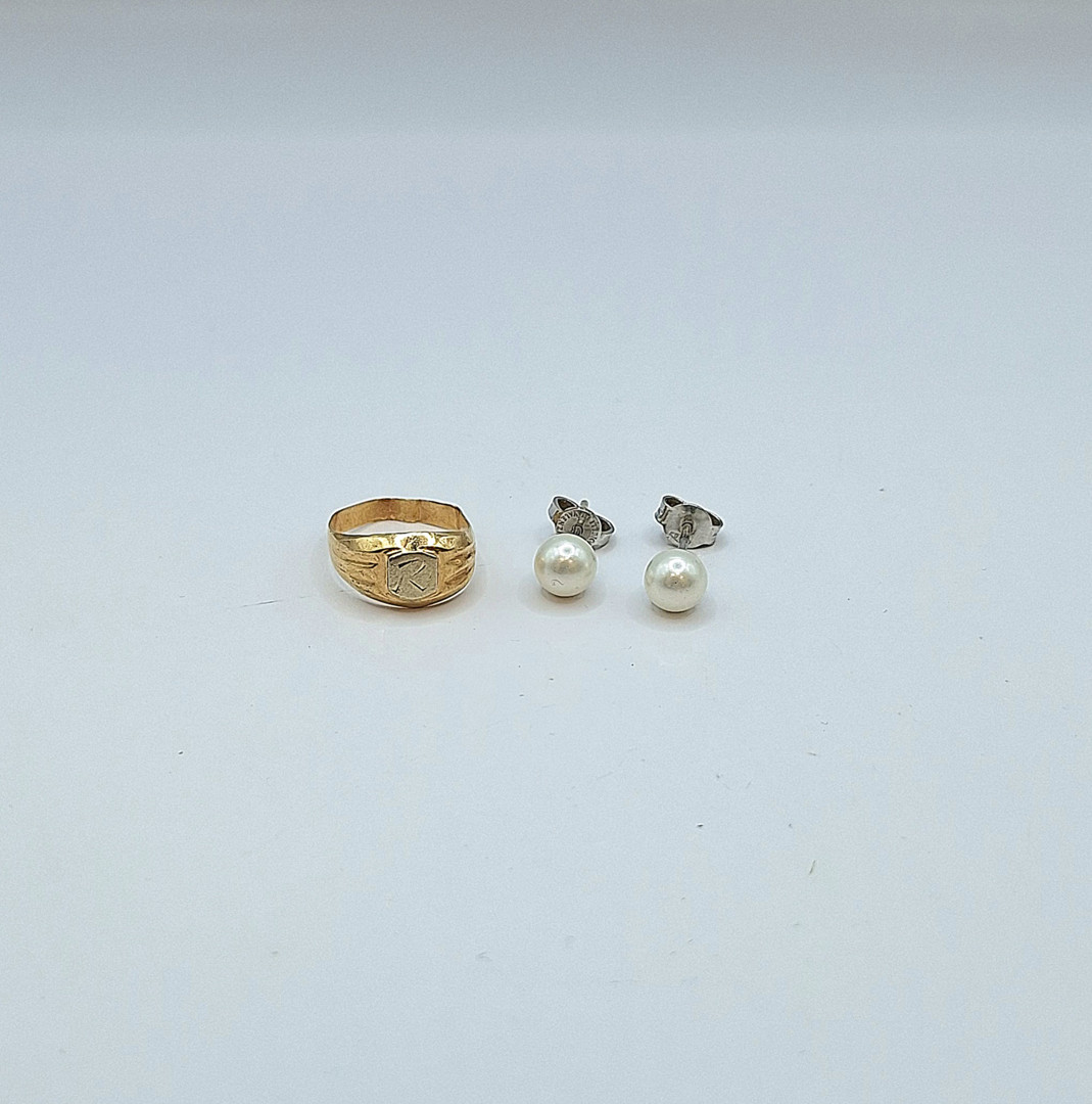 Anello e un paio di orecchini oro perle 
